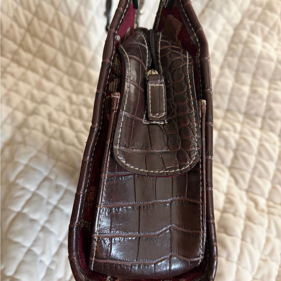 Elegant Floral Tapestry Bag with Brown Accents - Picture 9 of 10